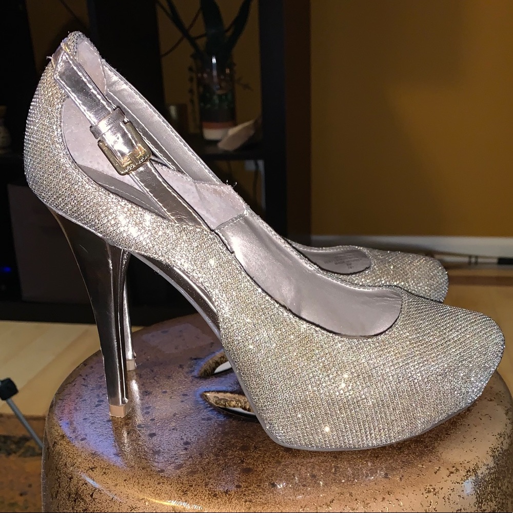 Shoes - Picture 6 of 8